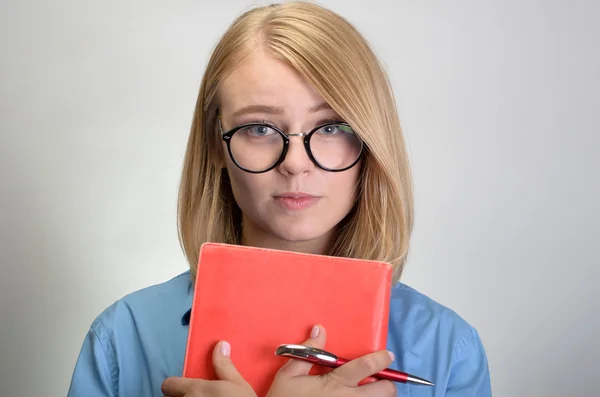 Retrato de jovem com caderno e caneta — Fotografia de Stock