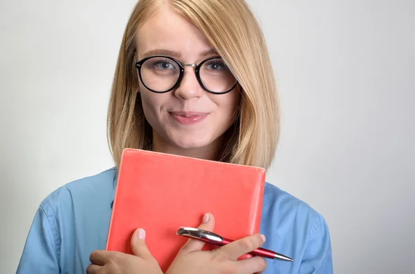 Retrato de jovem mulher sorridente com caderno e caneta — Fotografia de Stock