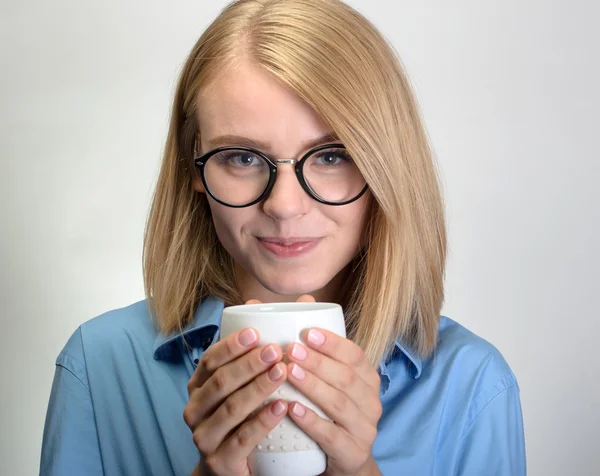 Mujer hermosa y sonriente con una taza de té — Foto de Stock