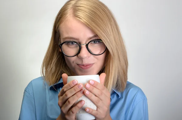 Mujer hermosa y sonriente con una taza de té — Foto de Stock