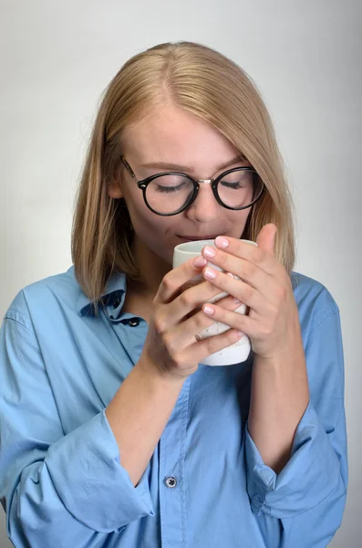 Mujer hermosa y sonriente con una taza de té — Foto de Stock