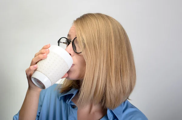 Mujer hermosa y sonriente con una taza de té — Foto de Stock