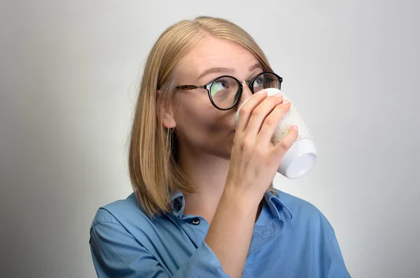 Mujer hermosa y sonriente con una taza de té — Foto de Stock