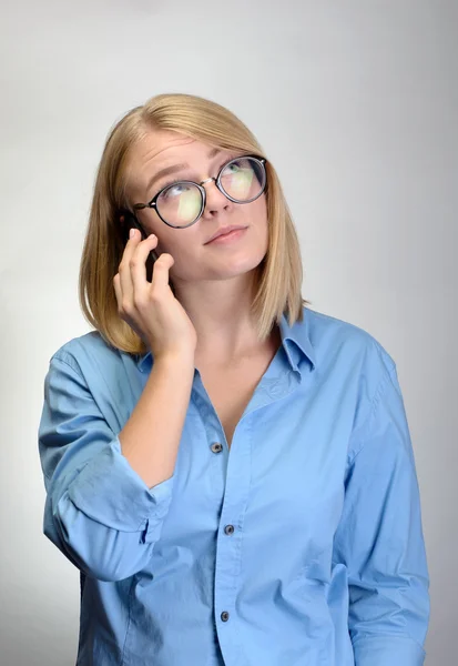 Jovem mulher bonita falando no telefone celular — Fotografia de Stock