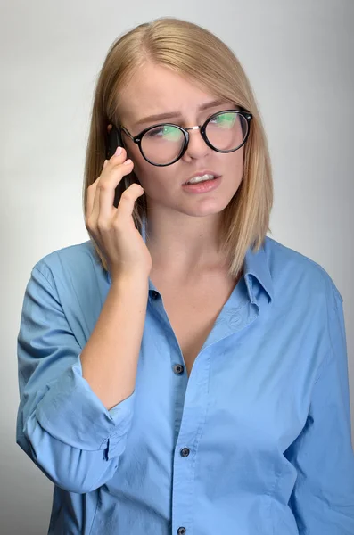 Jovem mulher bonita falando no telefone celular — Fotografia de Stock