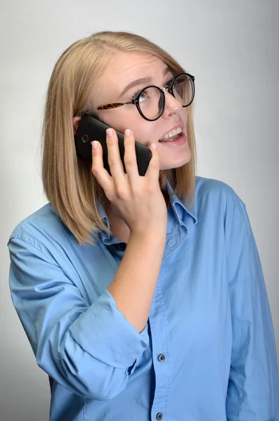 Mladá krásná žena mluví na mobilním telefonu — Stock fotografie