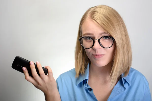 Jovem mulher bonita falando no telefone celular — Fotografia de Stock