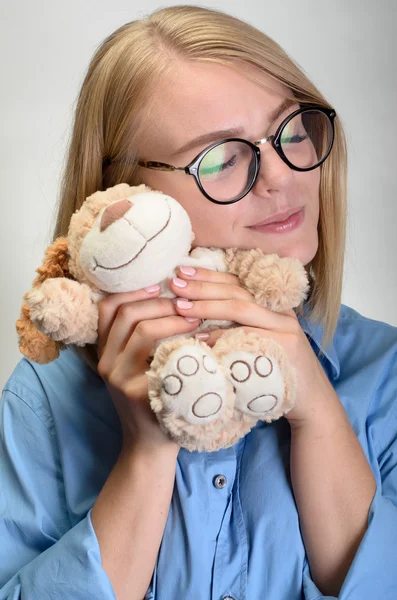 年轻漂亮的女人拥抱一只泰迪熊和微笑 — 图库照片