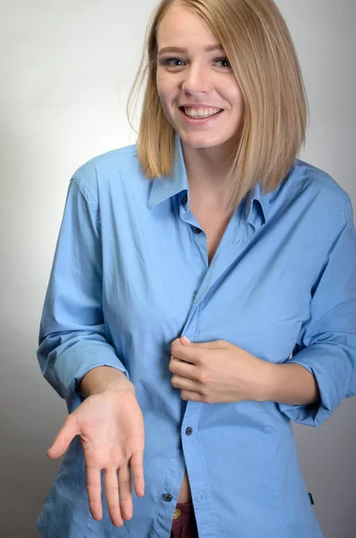 Retrato de mujer de negocios bonita en camisa azul — Foto de Stock