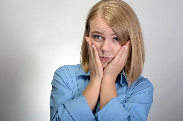 Retrato de mujer de negocios bonita sorprendida en camisa azul —  Fotos de Stock