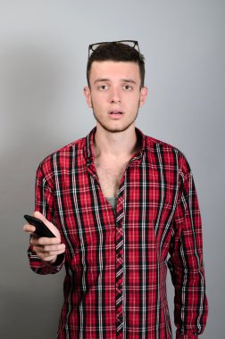 cep telefonu Vee gözlüklü adam