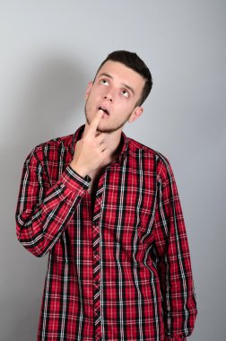 genç yakışıklı adam şüphe gri arka plan üzerinde izole