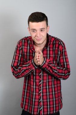 rahat bir genç adam onun avuç içi ile birlikte ayakta resmini