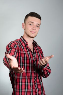 üzerinde gri bir yakışıklı genç adam el karşılama portresi
