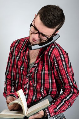 Telefonla konuşurken ve kitap portre portre adam 