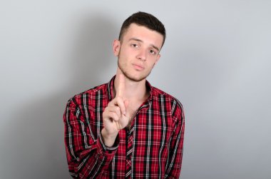 adam kameraya bakarak onun parmağı ile işaret eden oktan yukarı