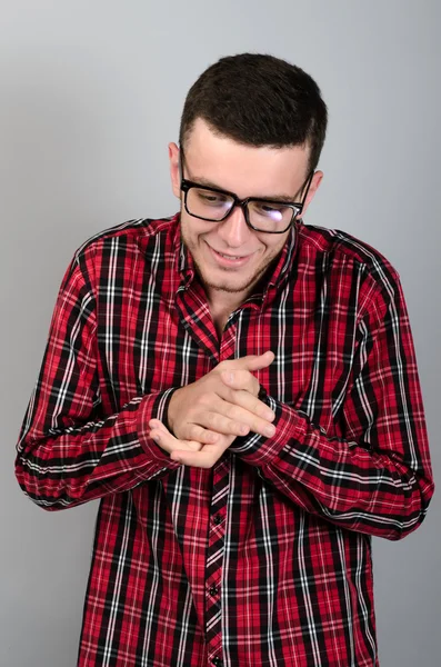 Retrato de hombre joven frotando palma astuto y astuto sobre fondo gris — Foto de Stock