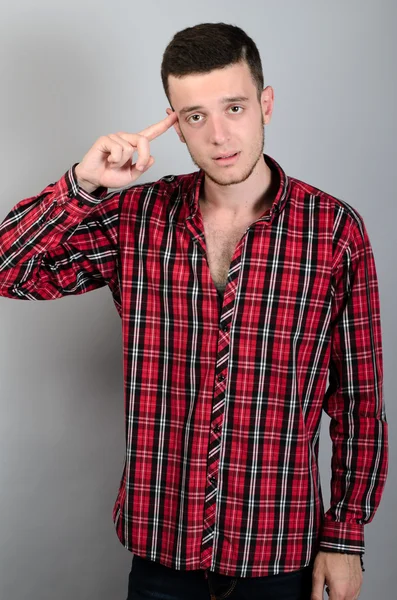 Primer plano retrato hombre gesto con el dedo contra el templo estás loco? Fondo gris aislado — Foto de Stock