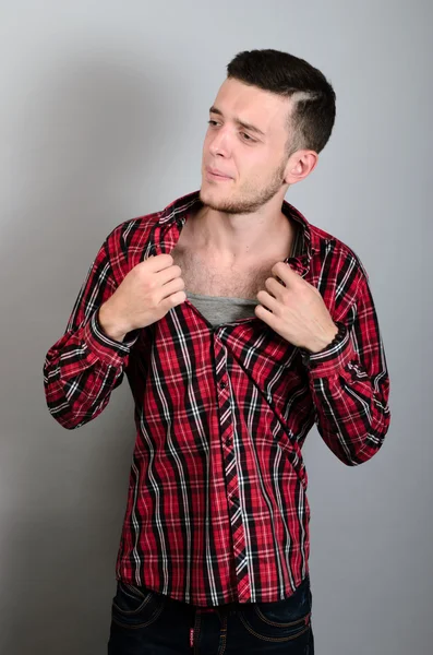 Primer plano retrato, joven hombre abriendo camisa para ventilar, es caliente , — Foto de Stock