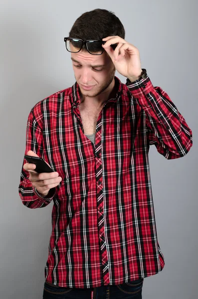 Hombre con gafas aand del teléfono celular — Foto de Stock