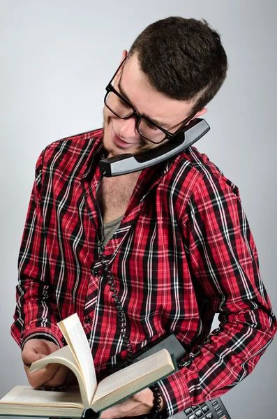 Primer plano retrato hombre hablando por teléfono y la celebración de libro — Foto de Stock