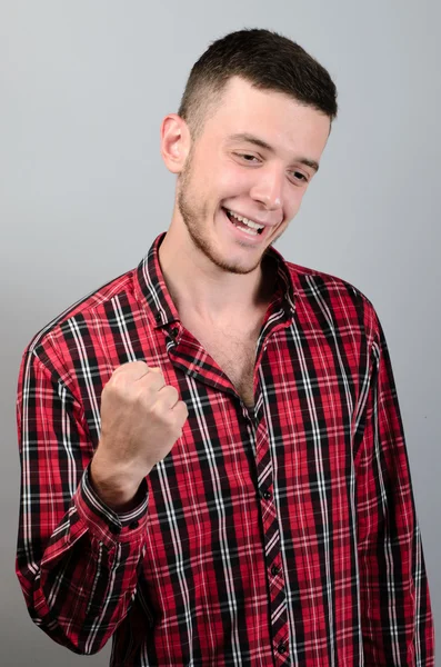 Retrato de primer plano de estudiante emocionado, enérgico, feliz, ganador de hombre, los brazos hacia arriba los puños bombeados celebrando el éxito aislado fondo gris de la pared . — Foto de Stock