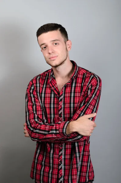 Retrato de joven sobre fondo gris — Foto de Stock