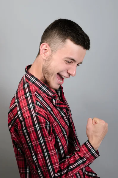 Heyecanlı, enerjik, mutlu öğrenci, kazanan adam, kollarını kaldır yumruklarını pompalanan kutluyor başarı izole gri duvar arka plan closeup portresi.