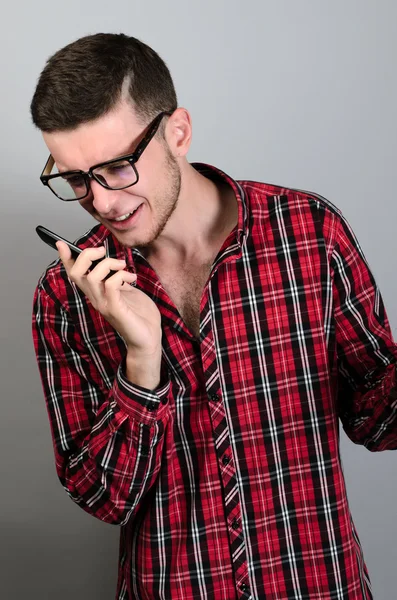 Uomo arrabbiato che urla al telefono cellulare . — Foto Stock