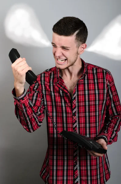 Wütender Geschäftsmann brüllt ins Festnetz-Telefon — Stockfoto