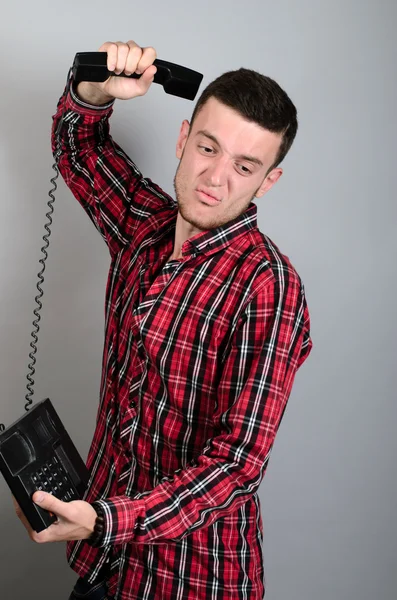 Dühös üzletember kiabálni a vezetékes telefon, a szürke — Stock Fotó