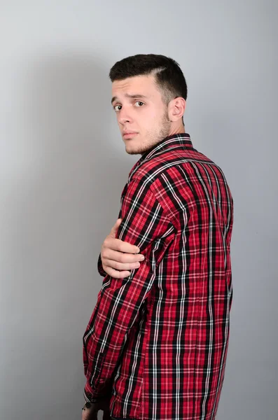 Gri arka plan korkunç dönüm bir adam