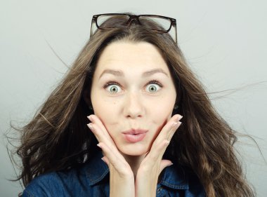 Gözlüklü genç güzel kadın