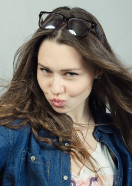 Gözlüklü sürpriz komik kadın