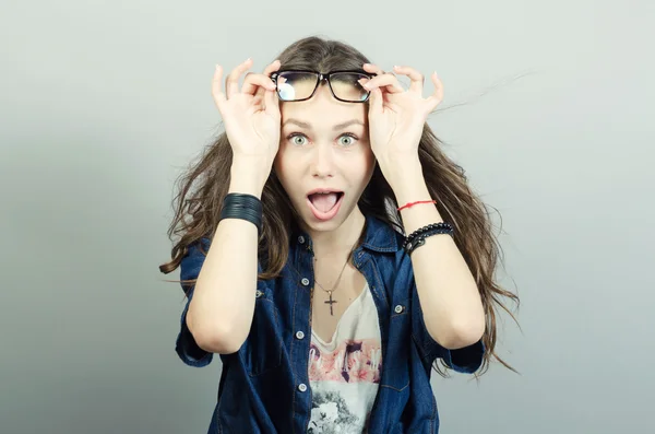 Mujer sorprendida con gafas — Foto de Stock