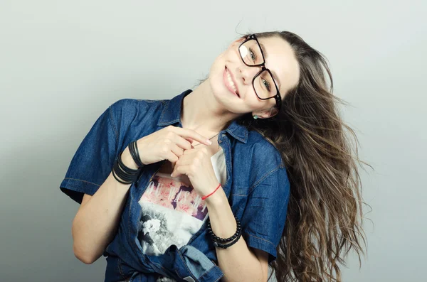 Joven bonita mujer con gafas — Foto de Stock