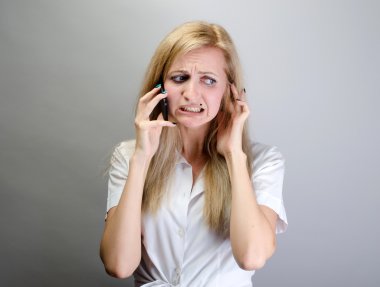 cep telefonu üzerinde konuşurken, yüz dokunmadan, kulak el, kötü haber, hücresel bağlantı kavramı ile kapanış sinir bozucu genç kadın