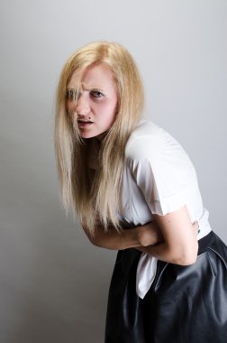 Karın ağrısı olan bir kadın.