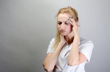 El ele tutuşan bir kadın, depresyon, acı, migren