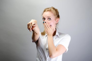 Kameraya doğru neşeli kadın işaret parmağı