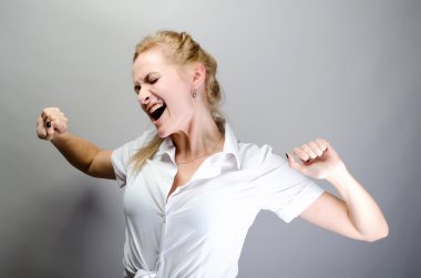 kahverengi bluz, esneme ve germe güzel kadını ayakta