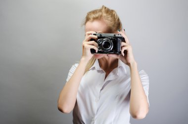 retro bir fotoğraf makinesi ile güzel kız