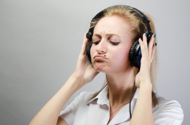 genç güzel kadın müzik keyfi