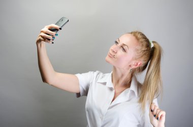 güzel kız al kendine portre ile akıllı telefonu