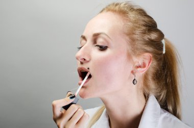 Genç sarışın kadın makyaj