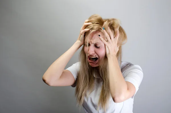 Jeune femme criant de douleur et tenant sa tête — Photo