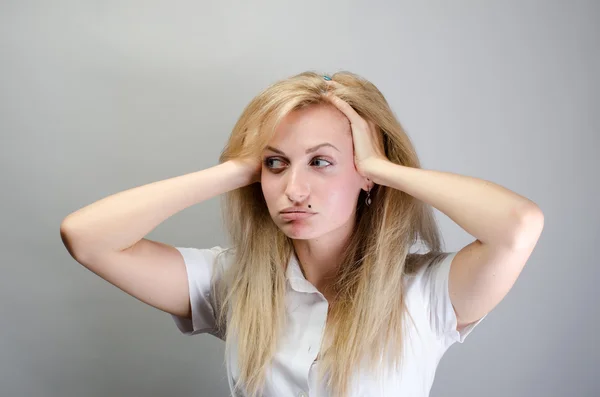 Teenagerin mit Kopfschmerzen hält ihre Hand an den Kopf — Stockfoto