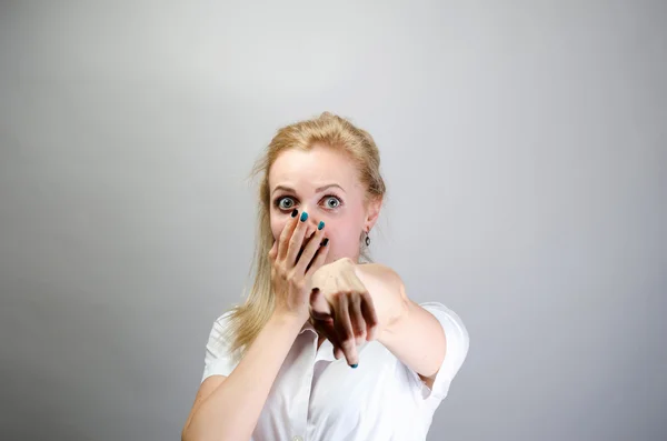 Kameraya doğru neşeli kadın işaret parmağı — Stok fotoğraf