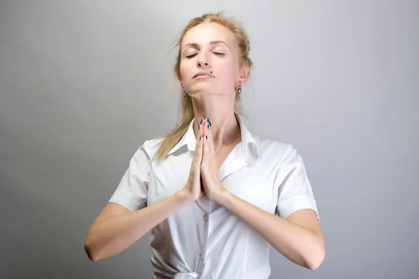 Молода жінка молиться тримаючи застібки разом, концепція проблеми дівчини — стокове фото
