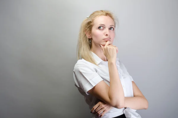 Mujer guapa rubia piensa — Foto de Stock